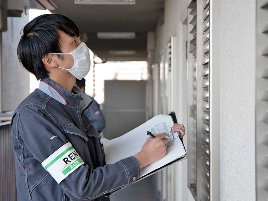 マンション通路の壁面調査の様子